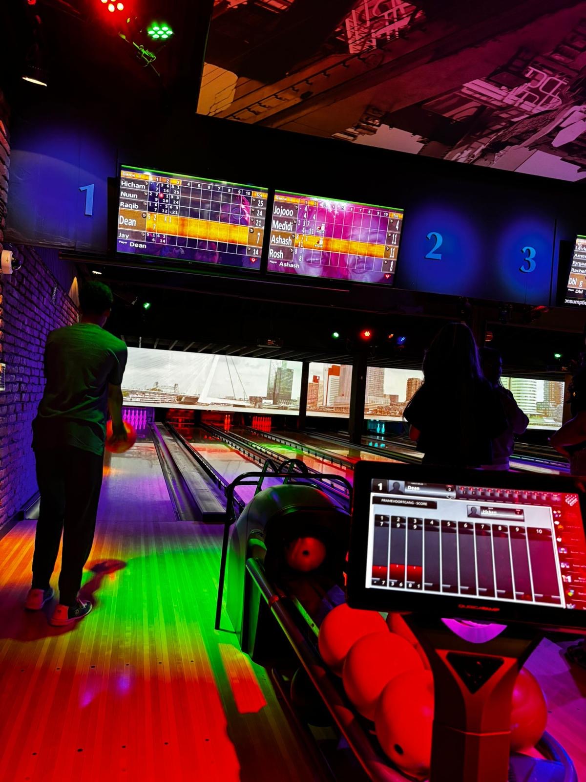 Leerlingen ontspannen samen tijdens een bowlinguitstapje