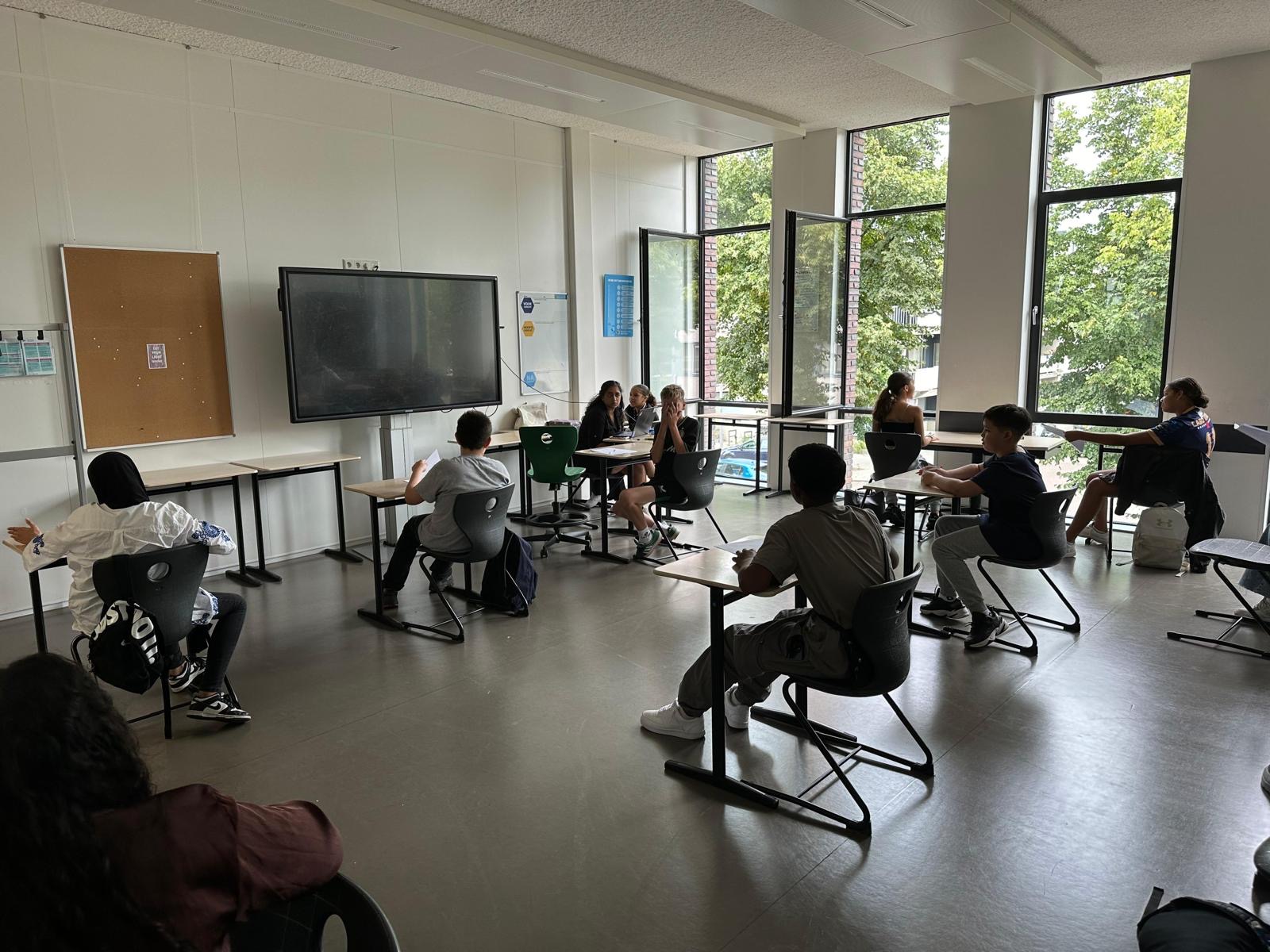 Leerlingen werken actief in een licht klaslokaal