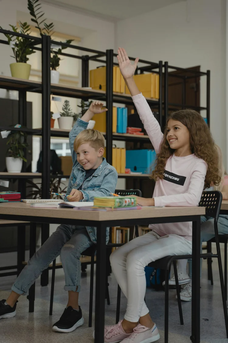 Enthousiaste leerlingen steken hun vinger op tijdens een actieve les