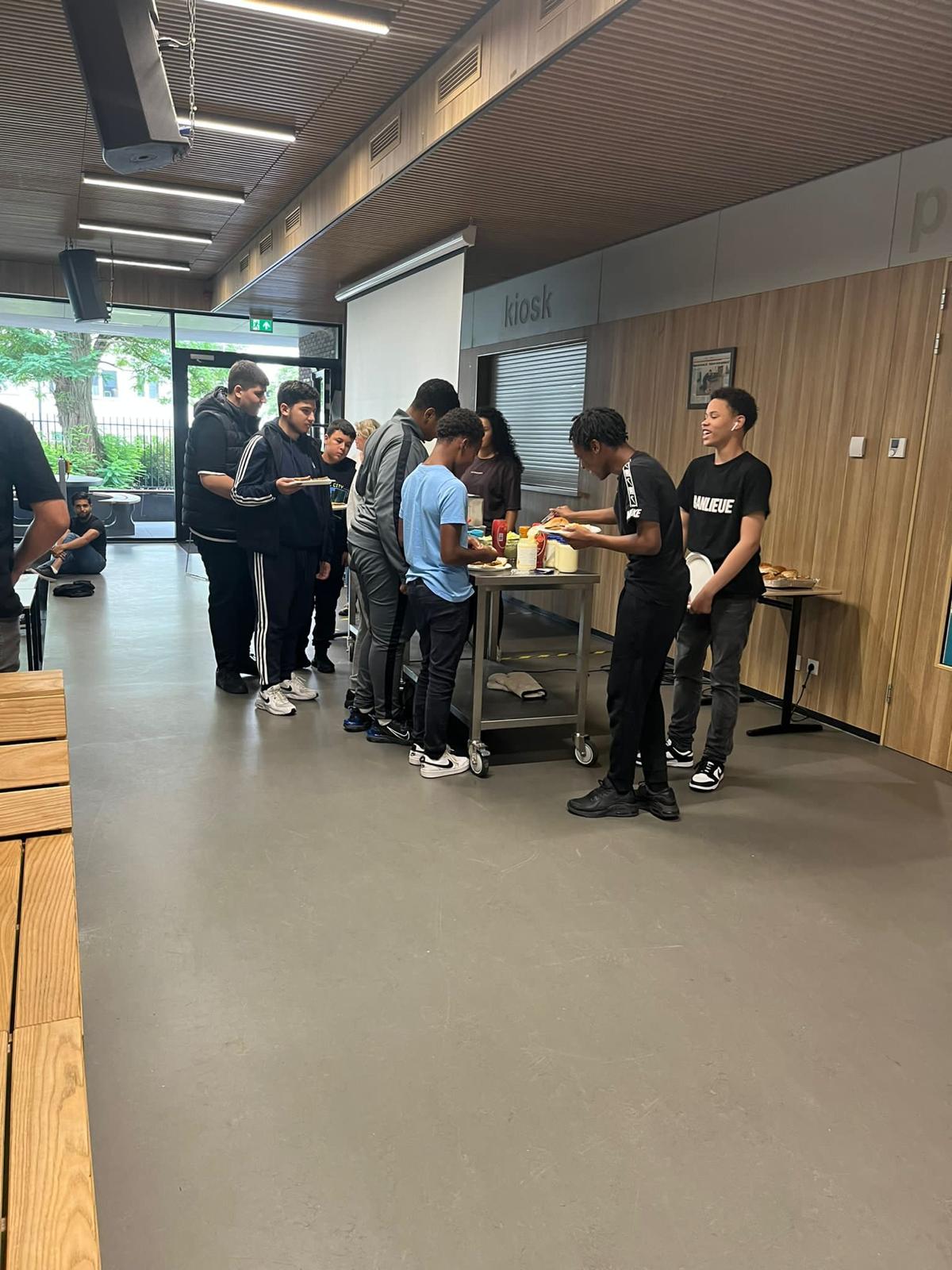 Leerlingen kiezen een verzorgde lunch bij het buffet van de vakantieschool