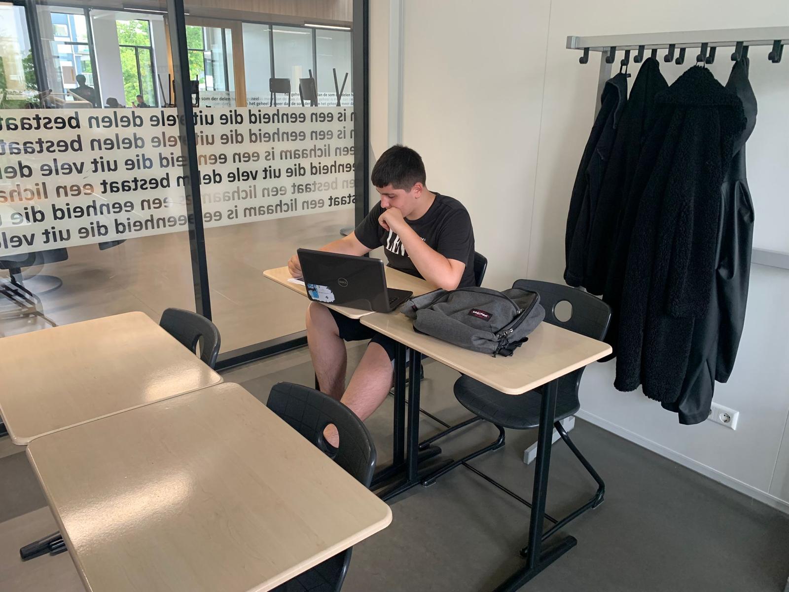 Leerling werkt zelfstandig op een laptop in een rustige studieruimte