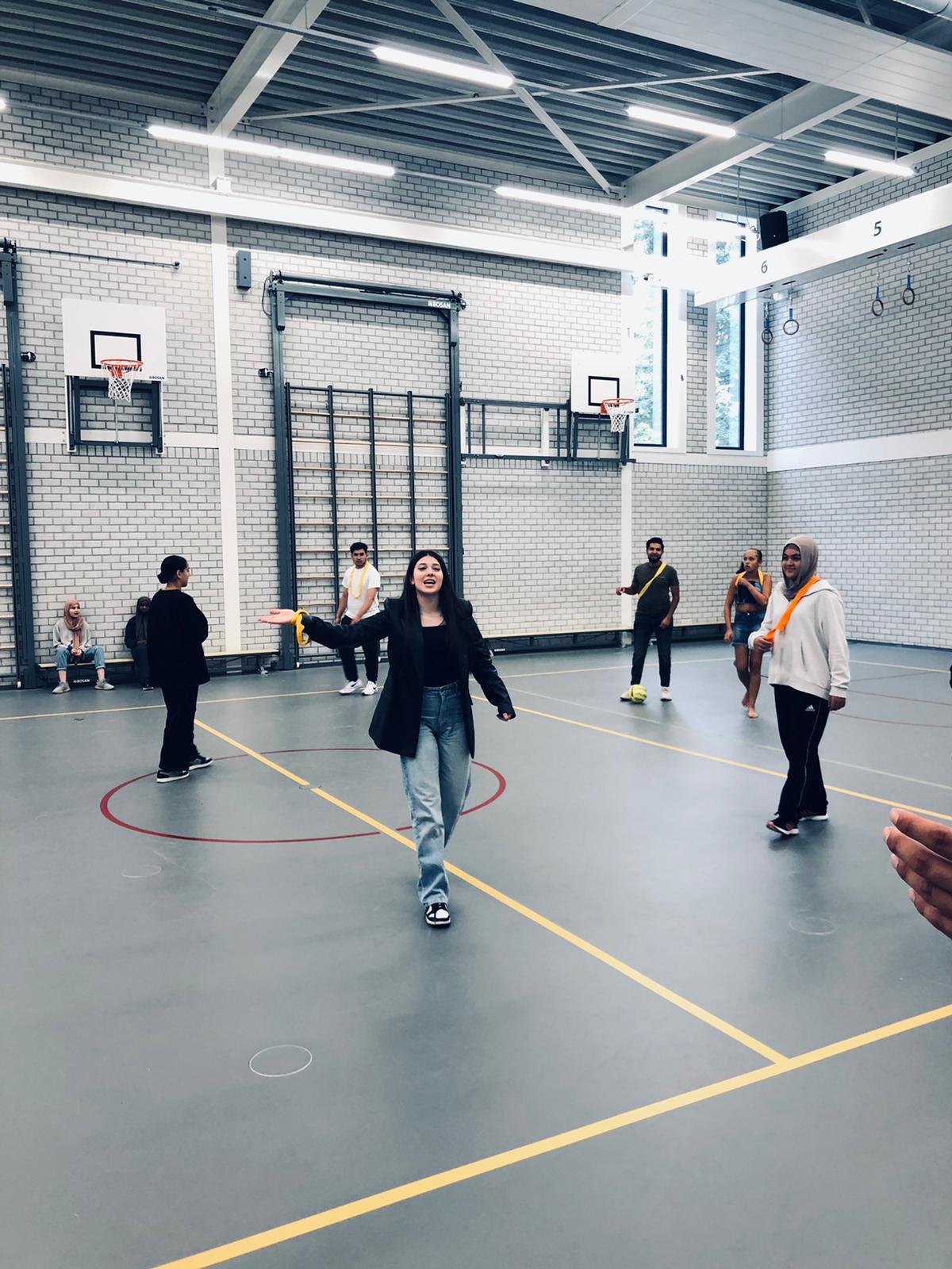 Leerlingen doen samen mee aan sport en spel in de gymzaal
