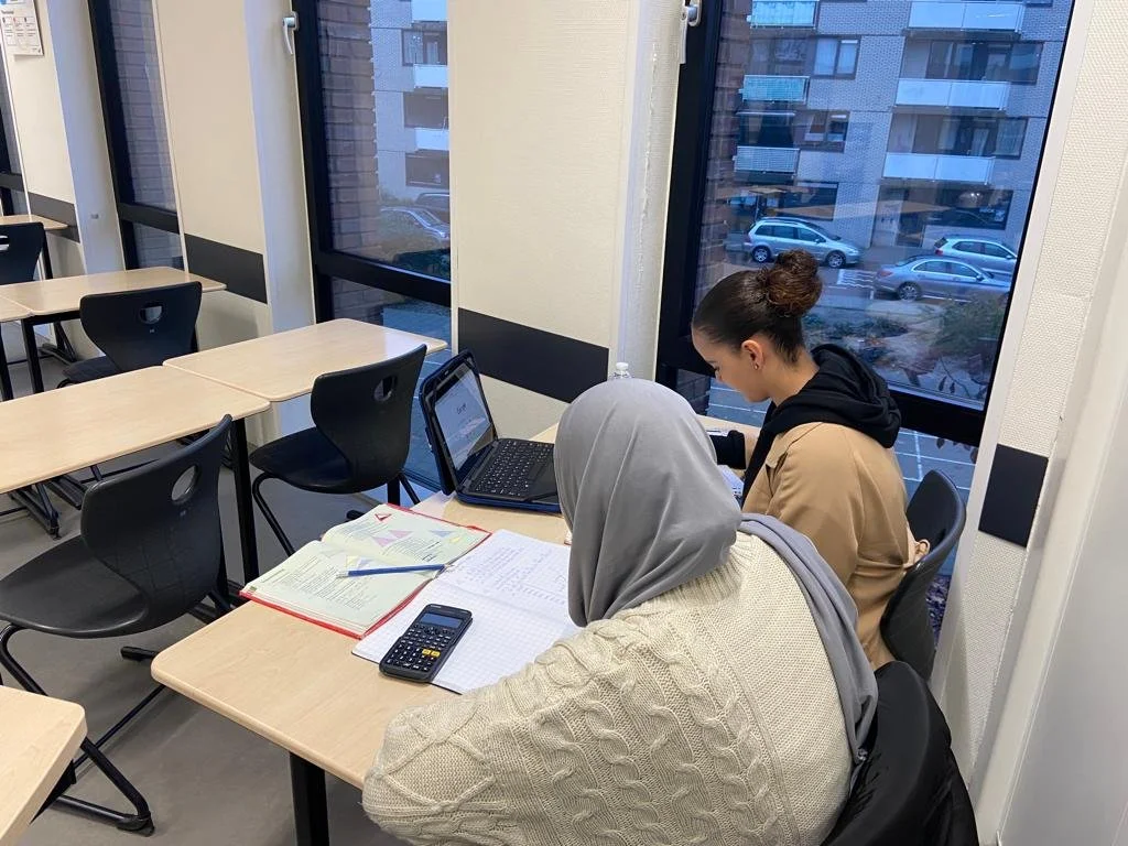 Begeleider helpt een leerling met plannen en leren