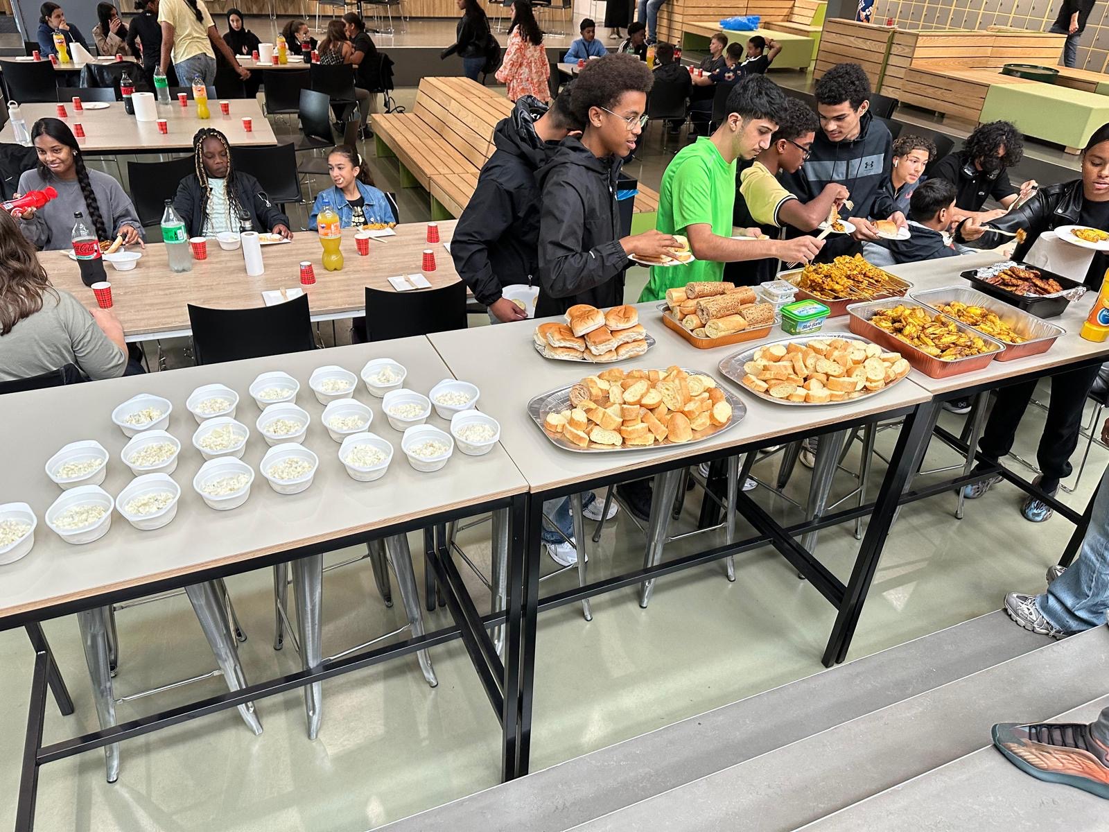Leerlingen kiezen uit een rijk en verzorgd lunchbuffet in de aula