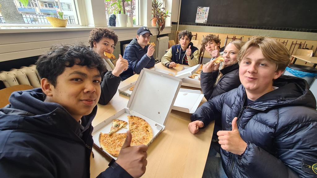 Leerlingen genieten samen van een positieve afsluiting