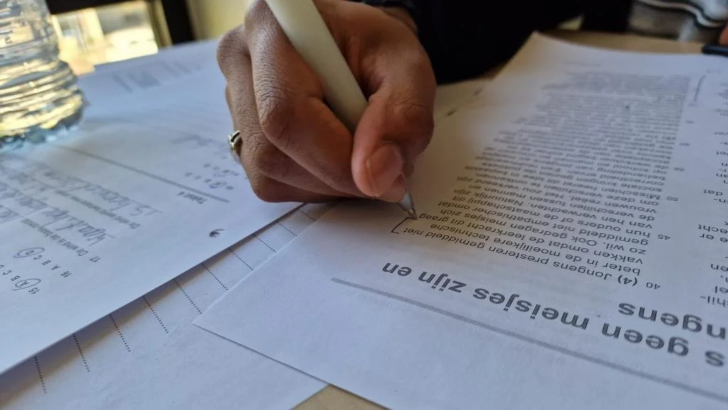 Leerlingen werken rustig aan hun huiswerk