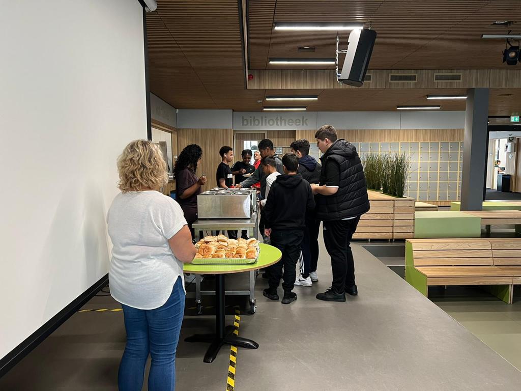 Leerlingen halen een verse lunch in de schoolaula