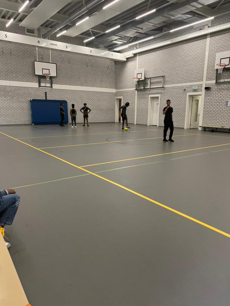 Sportbegeleider verzorgt een actieve training in de gymzaal