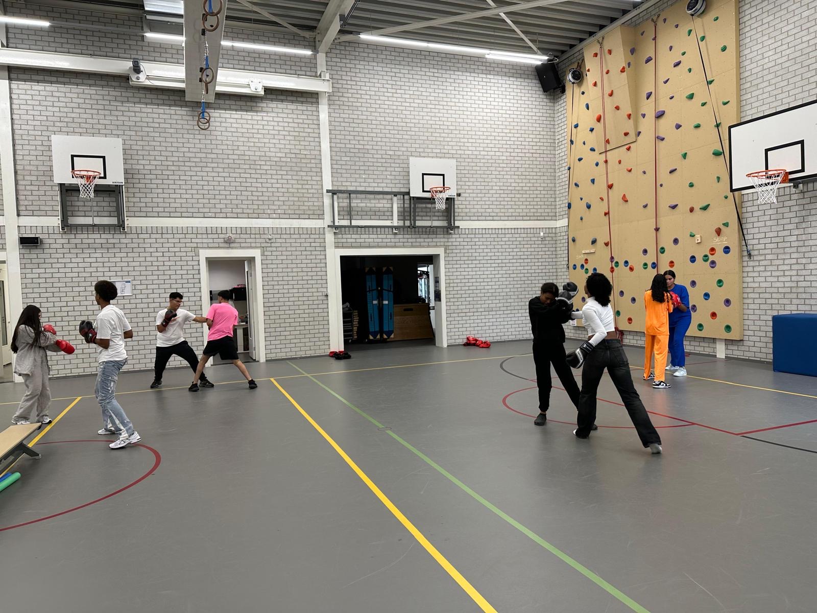 Leerlingen oefenen weerbaarheid en zelfvertrouwen tijdens een boksworkshop