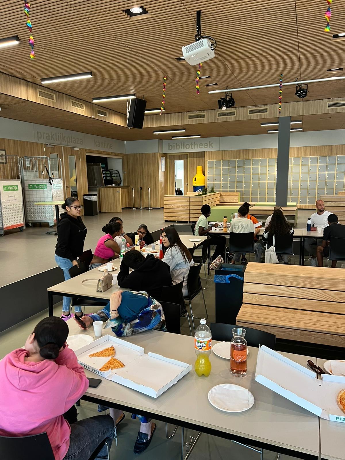 Gezamenlijke lunch tijdens het programma
