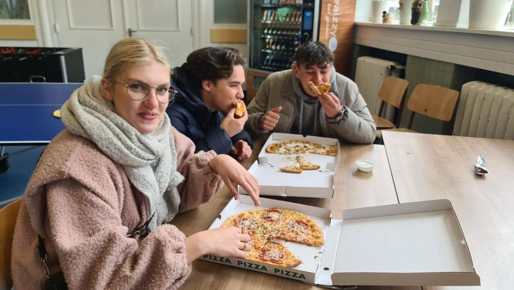 Leerlingen volgen een actief vakantieprogramma op school