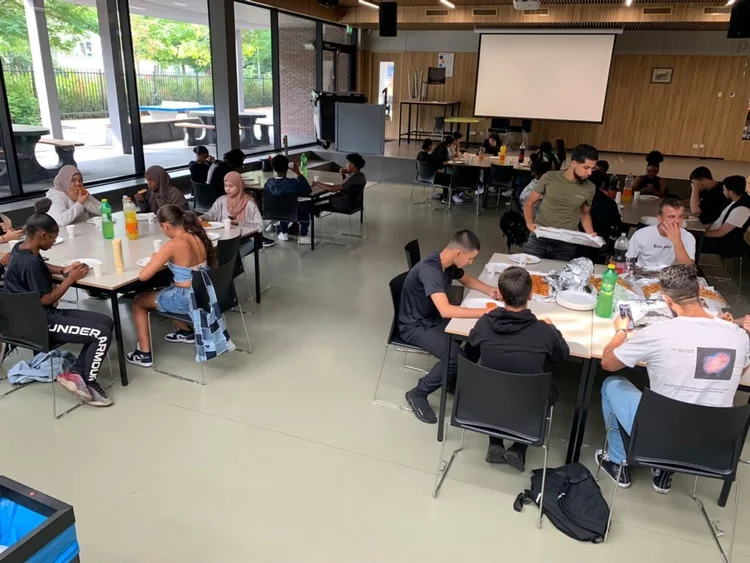 Leerlingen werken samen aan hun opdrachten in de schoolaula