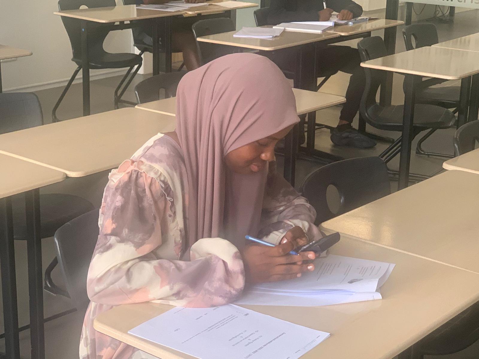 Leerling werkt zelfstandig en gericht aan een oefenexamen