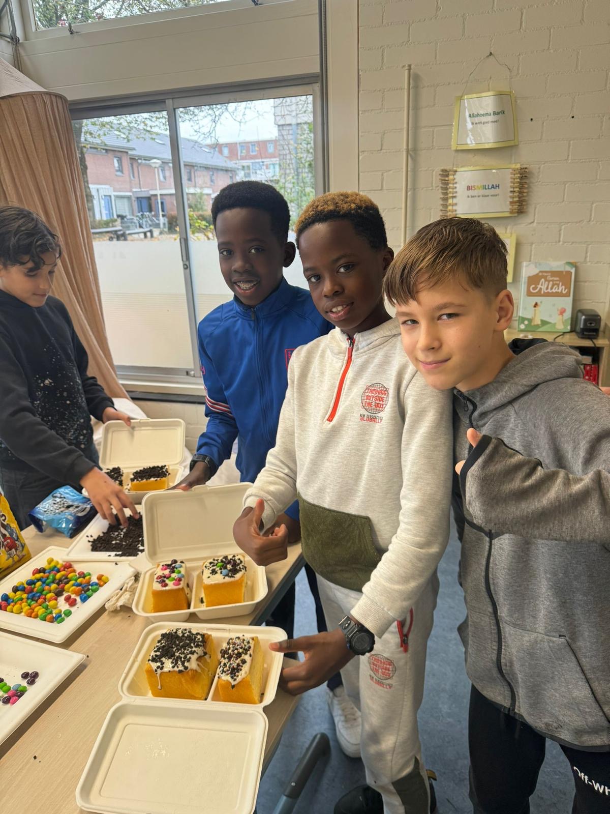 Trotse leerlingen presenteren hun versierde cakejes tijdens een creatieve kookworkshop