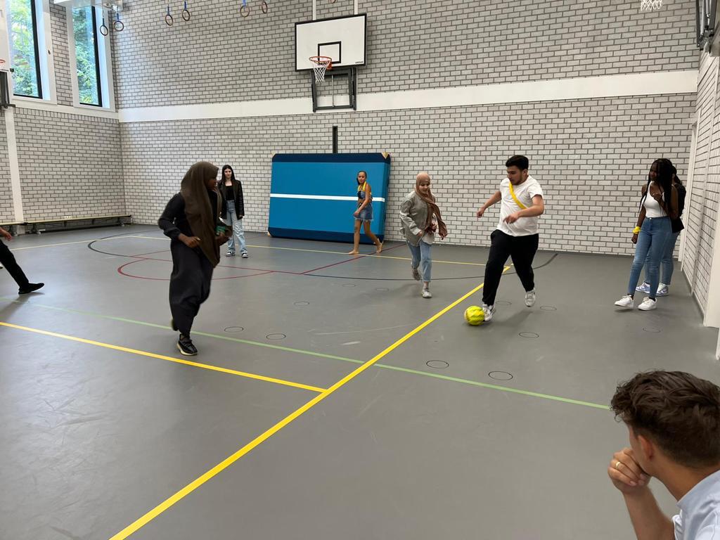 Leerlingen spelen zaalvoetbal tijdens het activiteitenprogramma