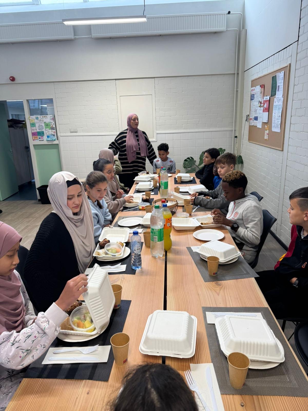 Leerlingen delen een gezond lunchmoment aan een lange tafel
