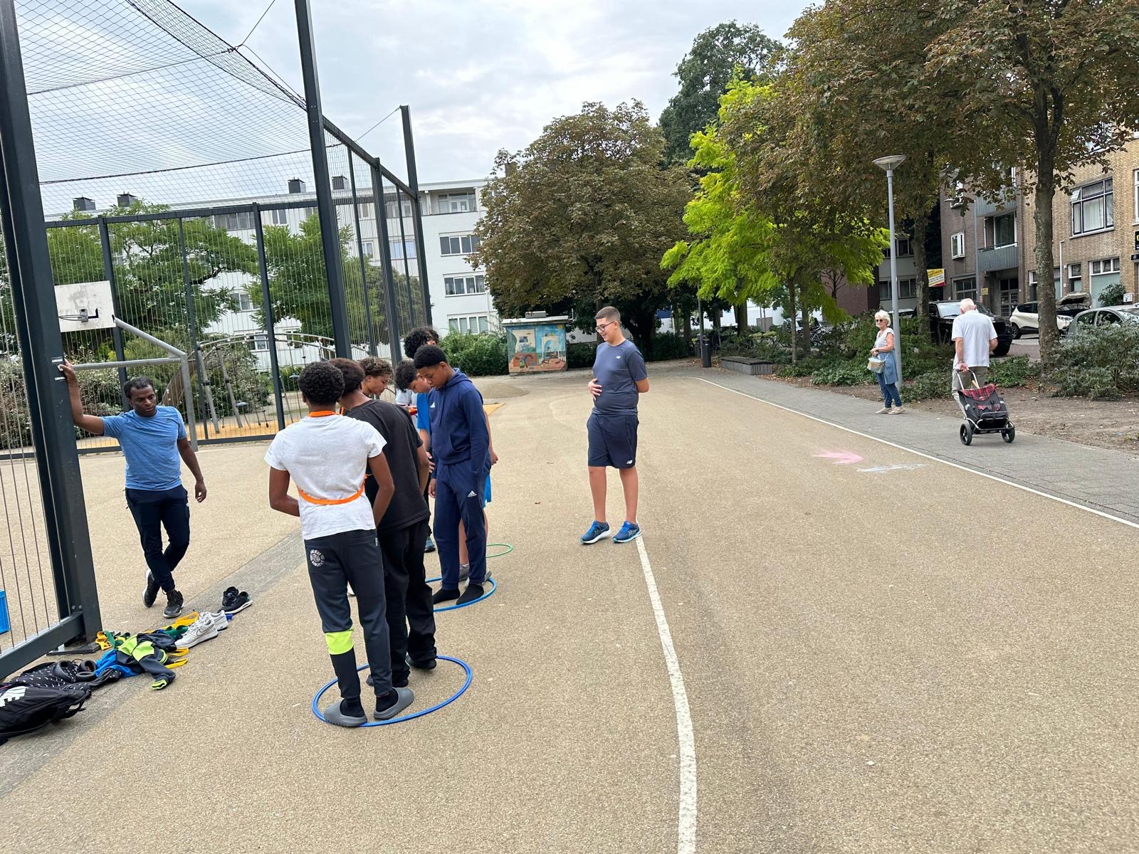 Leerlingen werken buiten samen tijdens een actieve teambuildingoefening