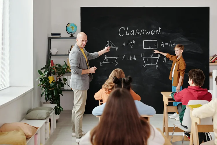 Docent geeft klassikaal uitleg aan het schoolbord